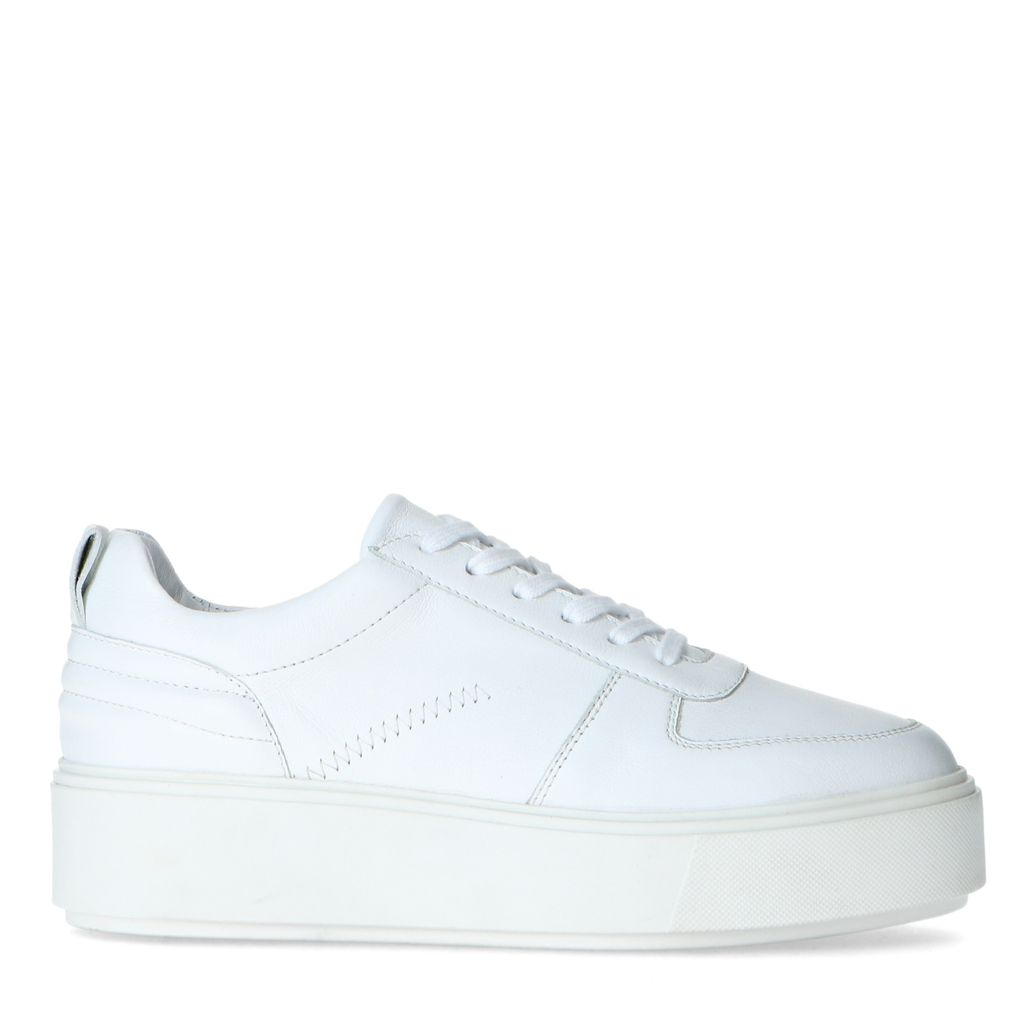 Weiße Sneaker mit Plateausohle