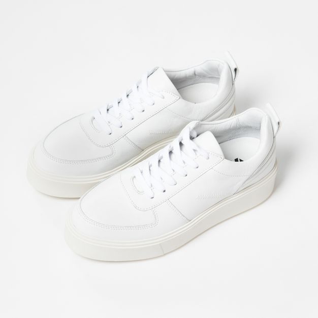 Weiße Sneaker mit Plateausohle