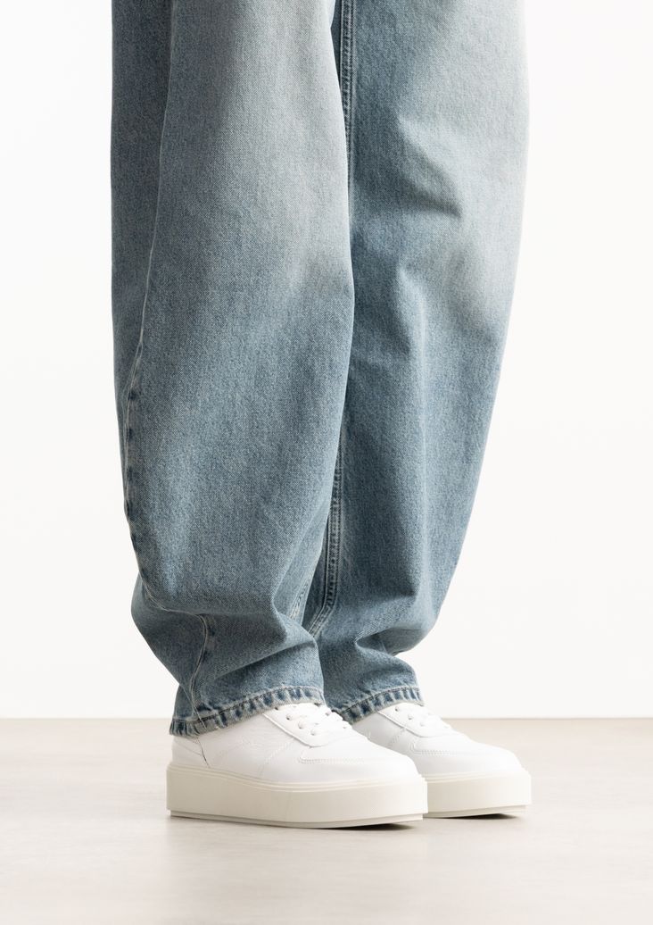 Weiße Sneaker mit Plateausohle
