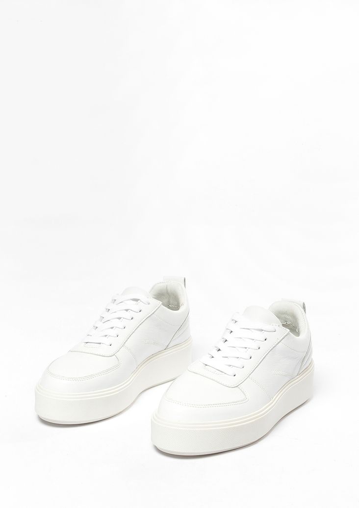 Weiße Sneaker mit Plateausohle