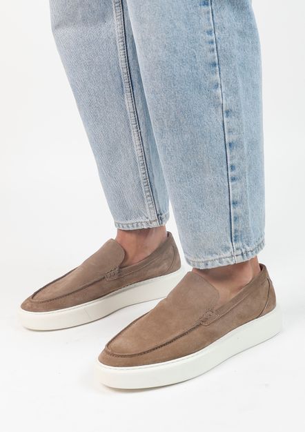 Camel loafers met witte zool