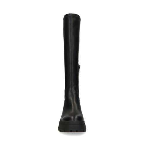 Schwarze Stiefel mit hohem Schaft und markanter Sohle