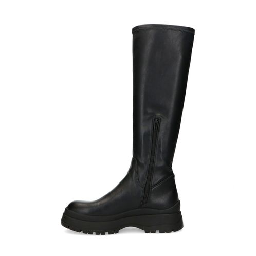Schwarze Stiefel mit hohem Schaft und markanter Sohle
