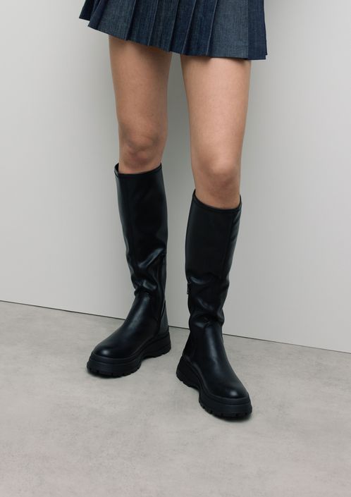 Schwarze Stiefel mit hohem Schaft und markanter Sohle