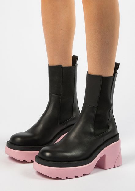 Chunky Chelsea Boots mit rosafarbener Sohle