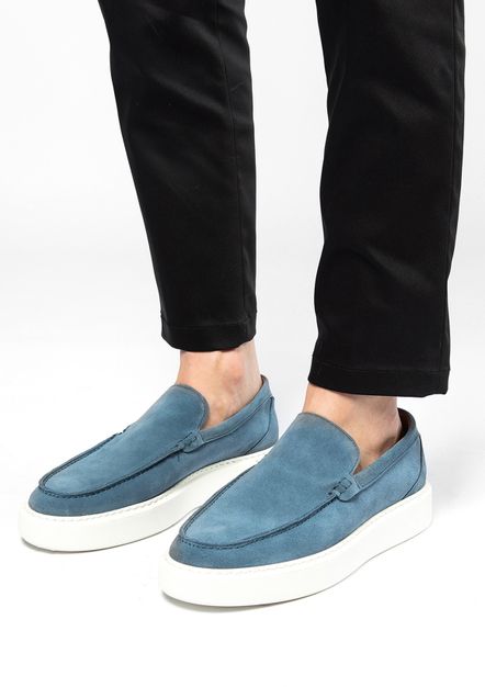 Blaue Veloursleder-Loafer mit weißer Sohle