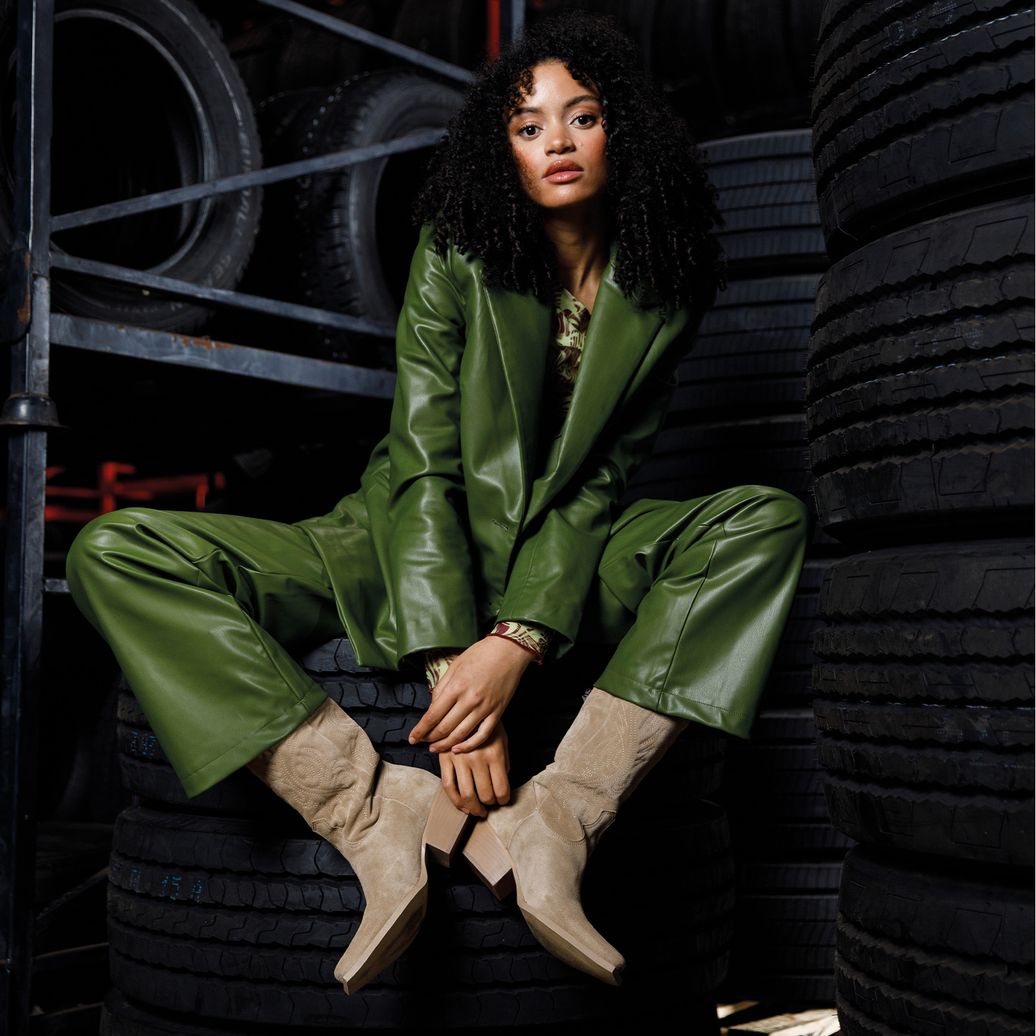 Beigefarbene Western Boots aus Veloursleder mit Stickerei