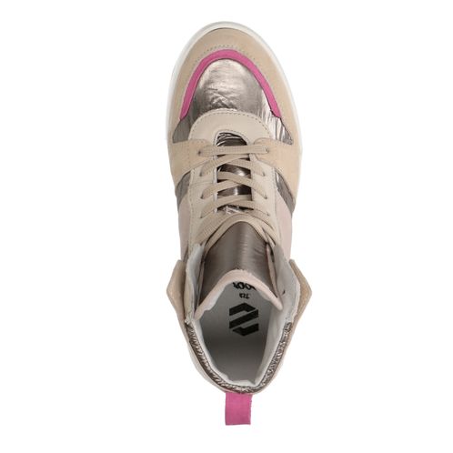 Halbhohe beigefarbene Sneaker mit Details in Metallic und Rosa