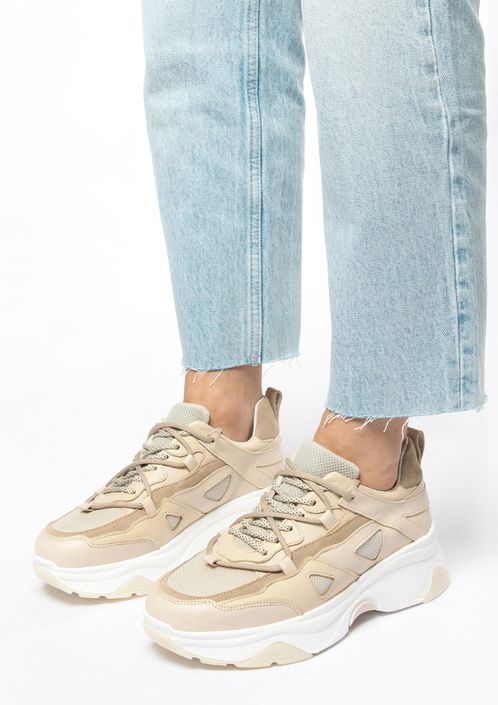 Beigefarbene Sneaker mit doppelter Schnürung