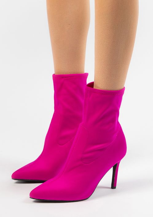 Roséfarbene Sock Boots mit Absatz