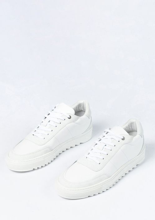 Weiße Sneaker mit Veloursleder-Details