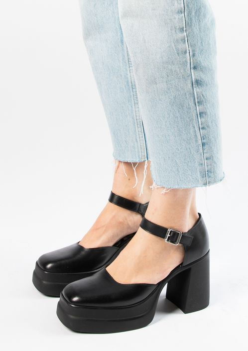 Schwarze Pumps mit Plateausohle