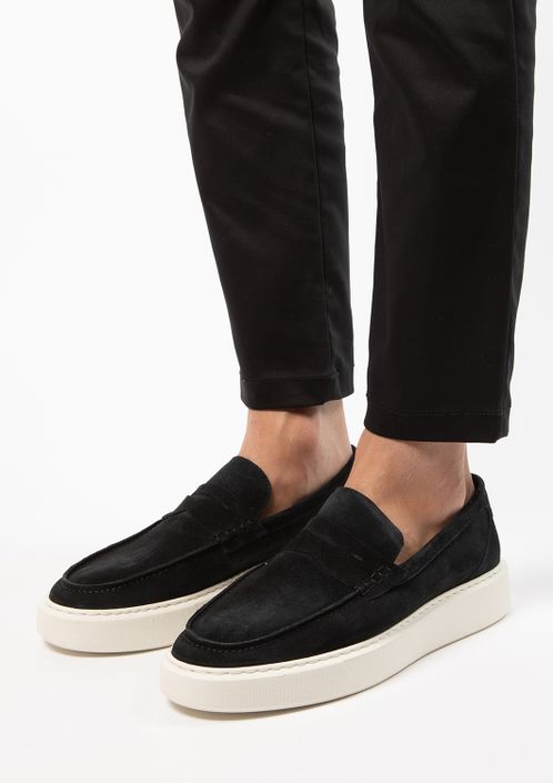 Zwarte suède penny loafers met witte zool