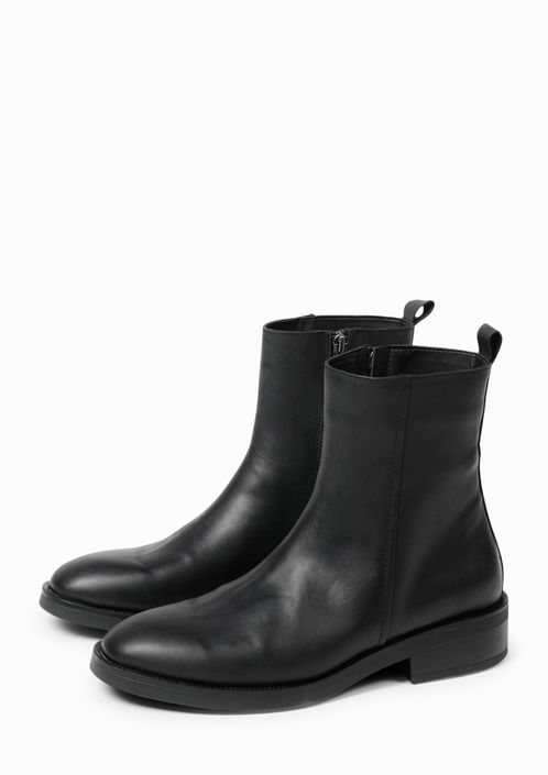 Klassische schwarze Stiefeletten