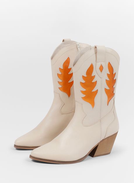 Off white cowboy enkellaarsjes met metallic oranje details