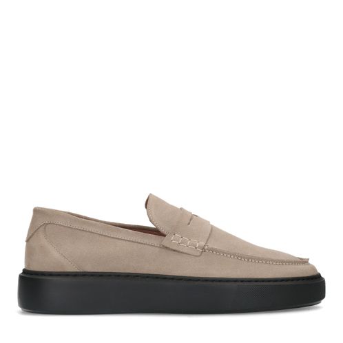 Beige suède penny loafers met zwarte zool