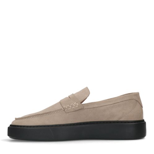 Beige suède penny loafers met zwarte zool