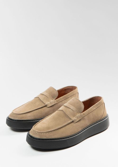 Beige suède penny loafers met zwarte zool