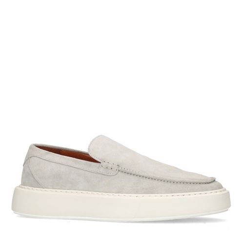 Lichtgrijze suède loafers met witte zool