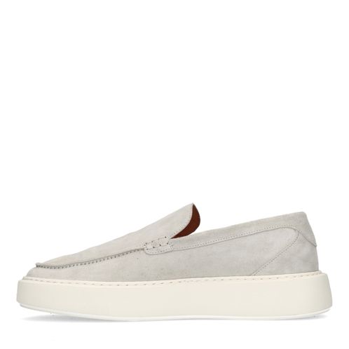 Lichtgrijze suède loafers met witte zool