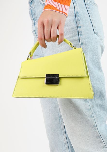 Limegroene handtas met goudkleurige details