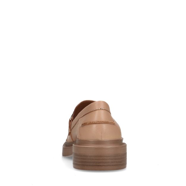 Beigefarbene Leder-Loafer mit Kette
