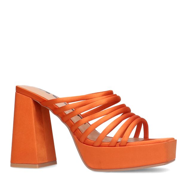 Orangefarbene Satin-Sandaletten mit Plateauabsatz