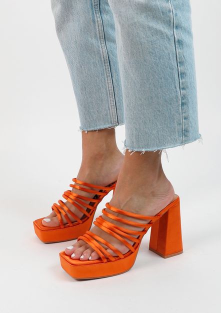 Orangefarbene Satin-Sandaletten mit Plateauabsatz
