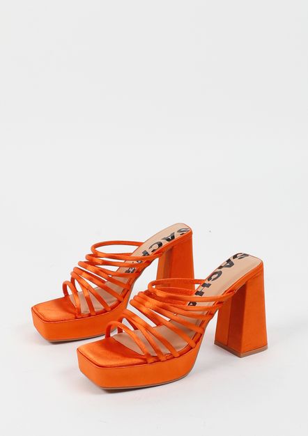 Orangefarbene Satin-Sandaletten mit Plateauabsatz
