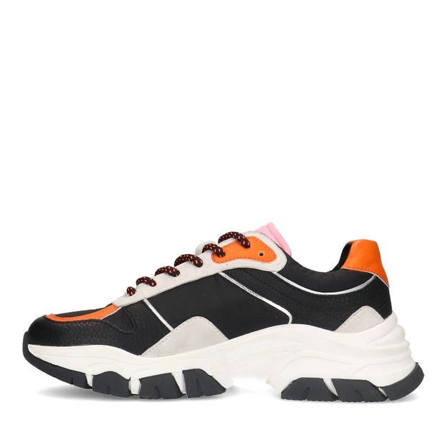 Schwarze Sneaker mit orangefarbenen Details