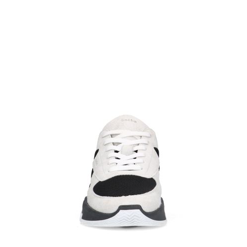 Zwarte suède sneakers met witte details
