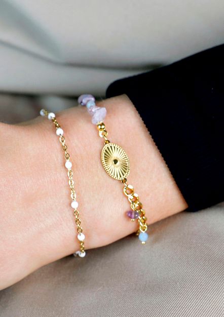 Goldenes Armband mit weißen Perlen