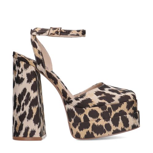 Leopard gesloten pumps met plateau hak