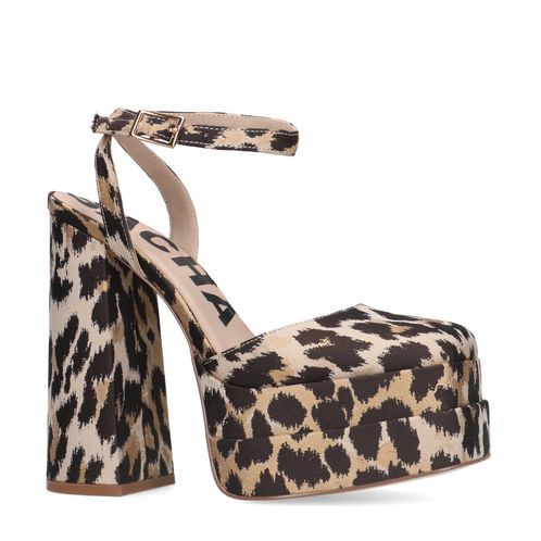 Pumps mit Leoprint und Plateauabsatz