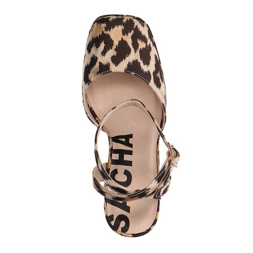 Pumps mit Leoprint und Plateauabsatz