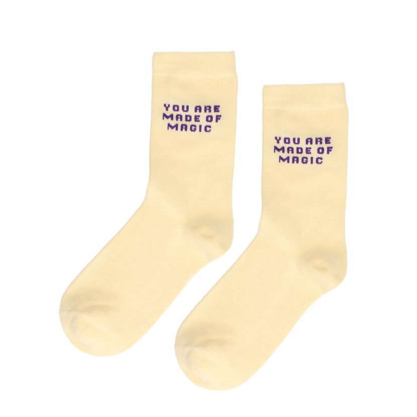 Gele sokken met paarse tekst