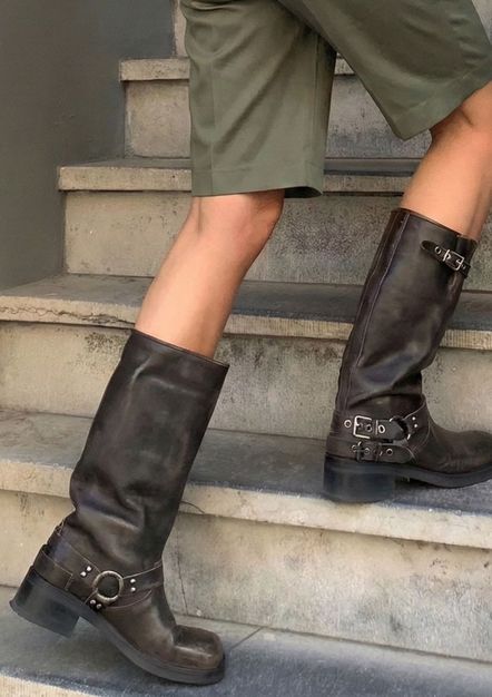 Graue Biker Boots in Used-Optik mit Schnallen