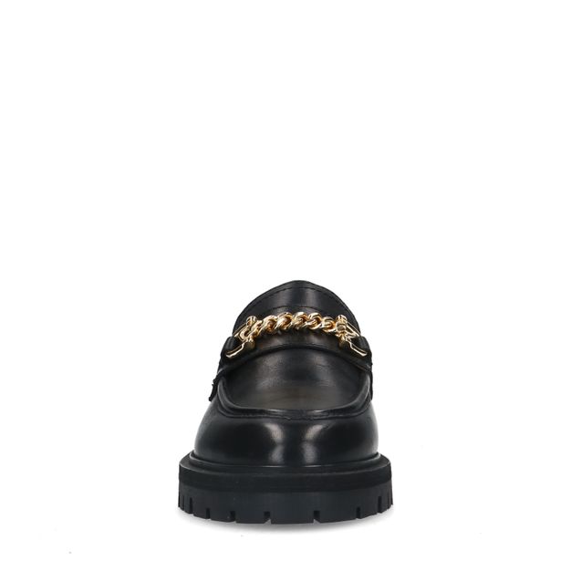 Chunky schwarze Loafer mit goldfarbener Kette