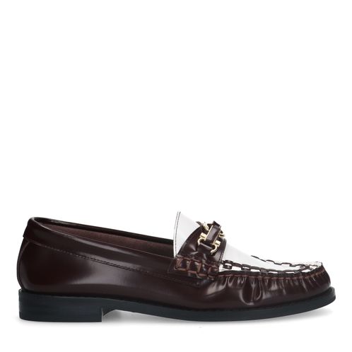 Braune Leder-Loafer mit goldfarbener Kette