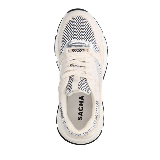 Weiße Sneaker mit silberfarbenen Metallic-Details