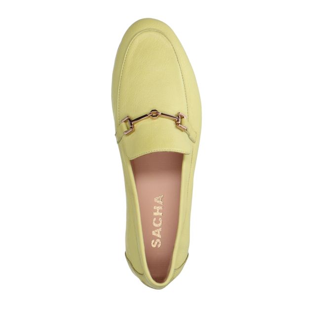 Gelbe Leder-Loafer mit goldfarbener Kette