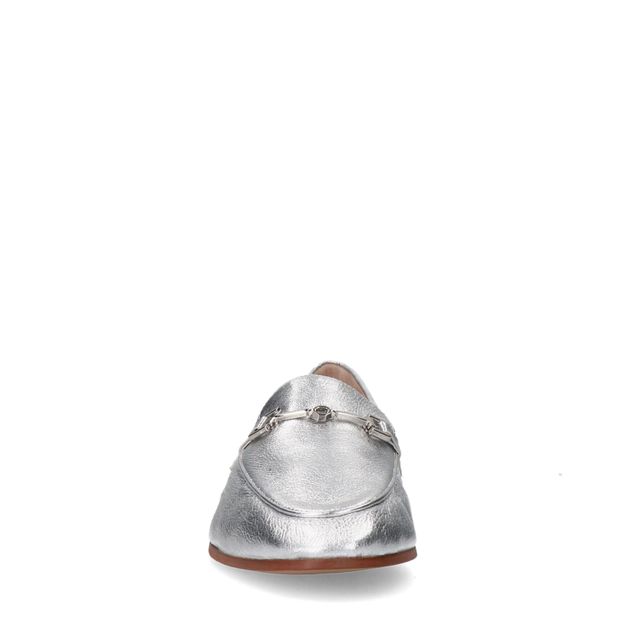 Silberfarbene Leder-Loafer mit Ketten-Detail