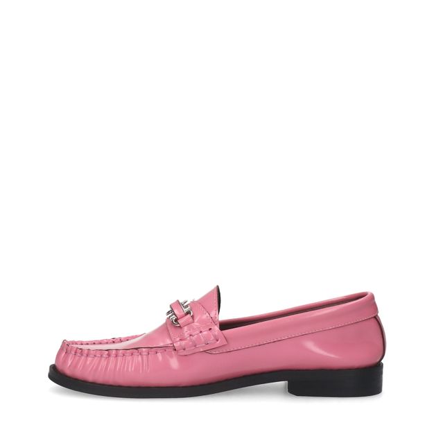 Rosafarbene Leder-Loafer mit silberfarbener Kette