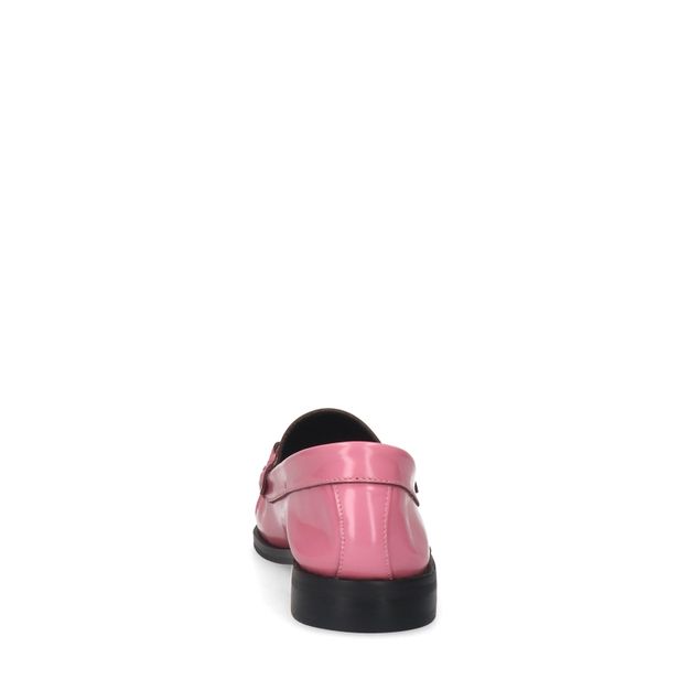 Rosafarbene Leder-Loafer mit silberfarbener Kette