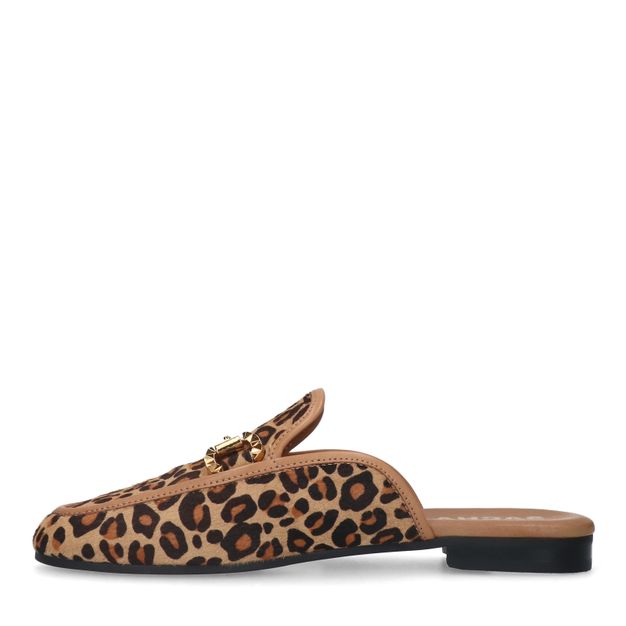 Leopard slip on loafers met goudkleurige chain
