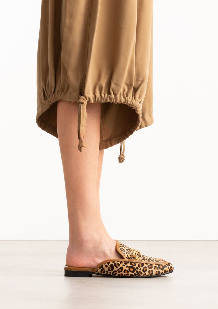Leopard slip on loafers met goudkleurige chain