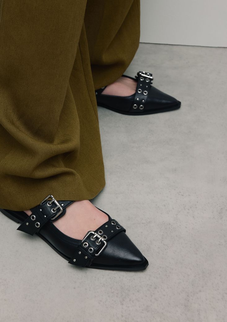 Schwarze Slingbacks mit Schnalle