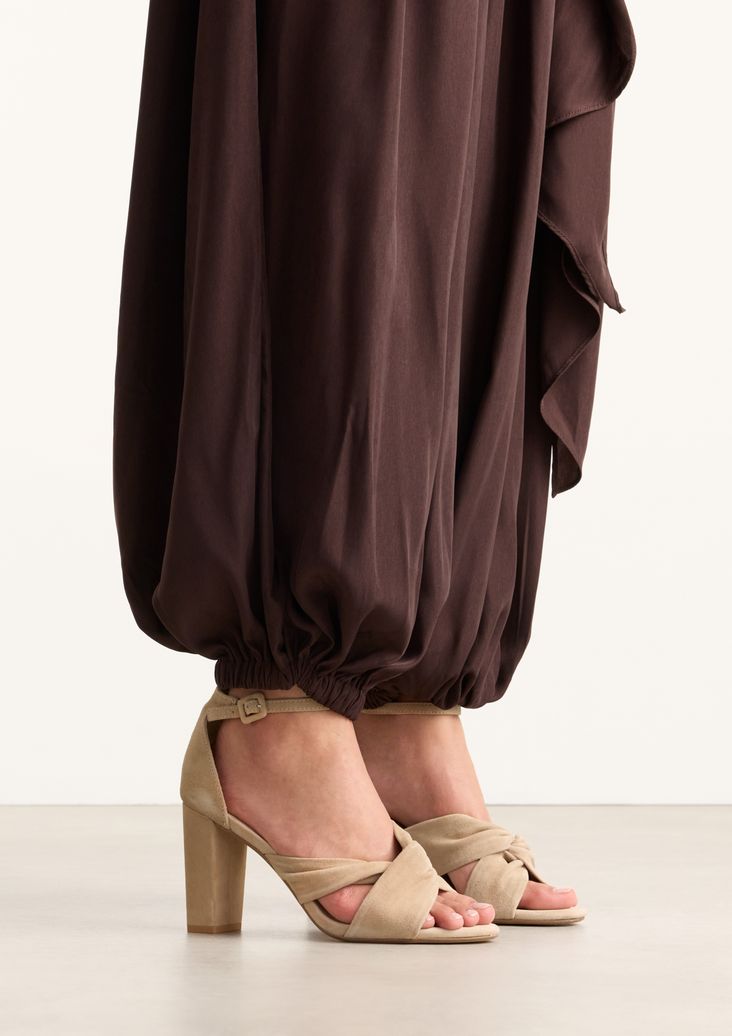 Sandales à talon en daim avec nœud - beige