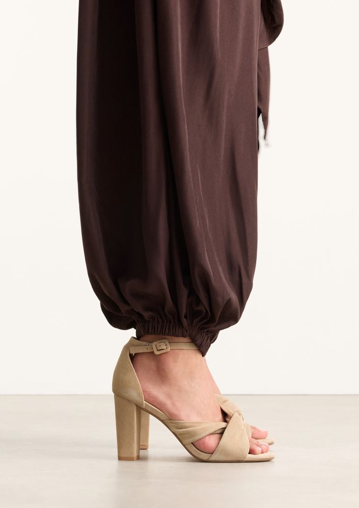Beige geknoopte suède sandalen met hak