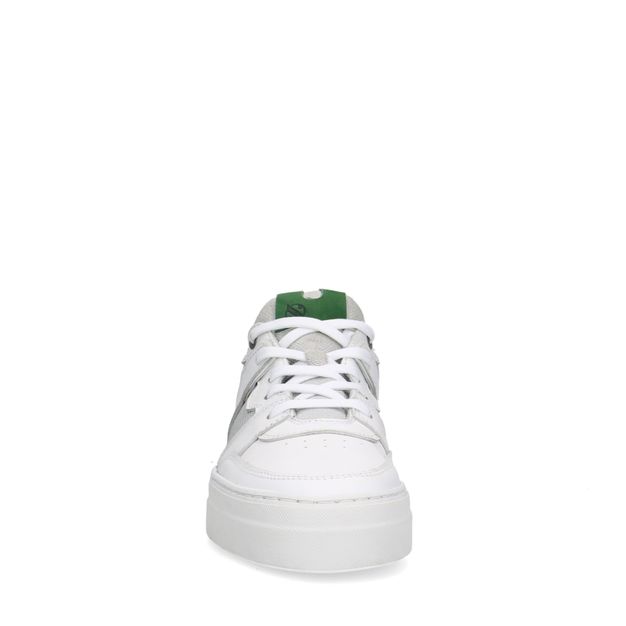 Weiße Ledersneaker mit grünen Details
